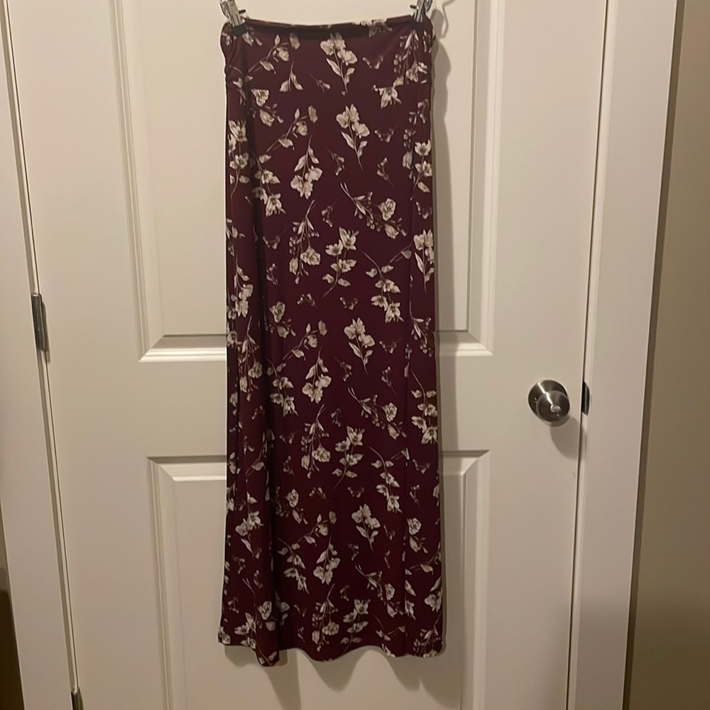 Gilli, maroon with cream flowers, ruffled sides